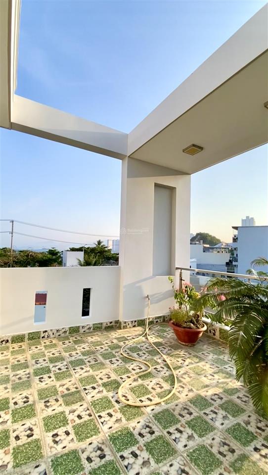 Nhà 3 tầng 2 mặt đường hẻm phạm văn đồng  tầng 3 view thấy biển, ôtô đậu cửa  xây kiên cố thoáng