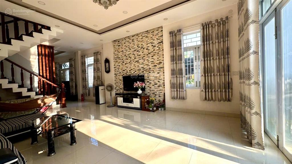 Nhà 3 tầng 2 mặt đường hẻm phạm văn đồng  tầng 3 view thấy biển, ôtô đậu cửa  xây kiên cố thoáng