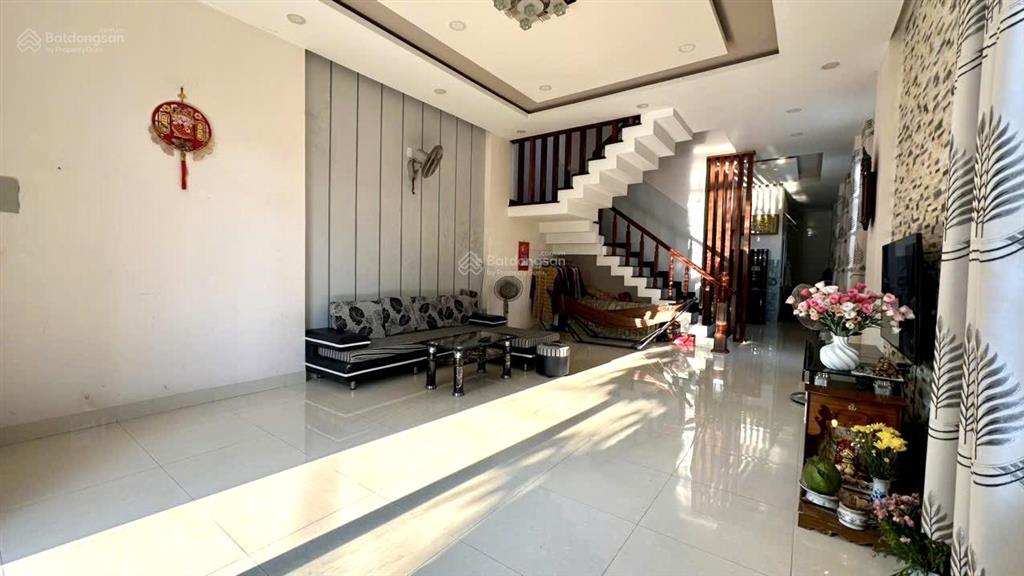 Nhà 3 tầng 2 mặt đường hẻm phạm văn đồng  tầng 3 view thấy biển, ôtô đậu cửa  xây kiên cố thoáng