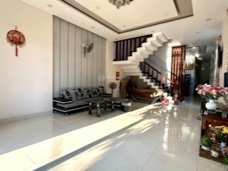 Nhà 3 tầng 2 mặt đường hẻm phạm văn đồng  tầng 3 view thấy biển, ôtô đậu cửa  xây kiên cố thoáng