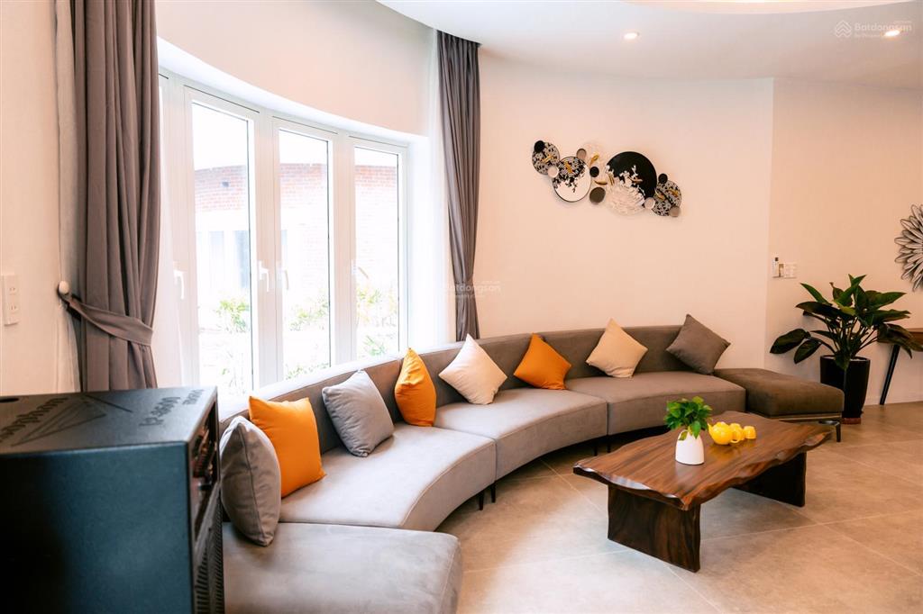 Chính chủ bán villa 2 tầng, 360m2, bao quanh sân golf, giá bán siêu ưu đãi 7 tỷ.  0981 133 ***