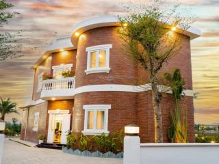 Chính chủ bán villa 2 tầng, 360m2, bao quanh sân golf, giá bán siêu ưu đãi 7 tỷ.  0981 133 ***