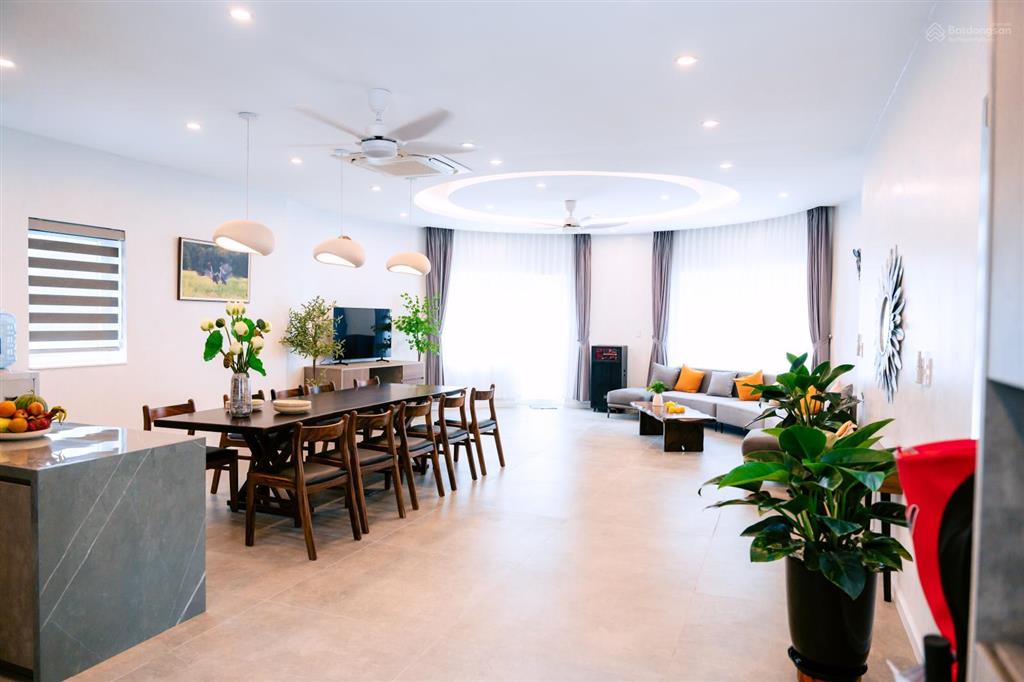 Chính chủ bán villa 2 tầng, 360m2, bao quanh sân golf, giá bán siêu ưu đãi 7 tỷ.  0981 133 ***