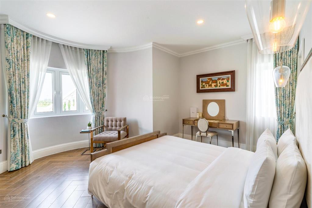 Chủ nhà cần bán villa biển, 615m2, căn đầu tiên từ biển vào. xd hoàn thiện mặt ngoài. giá 15 tỷ.