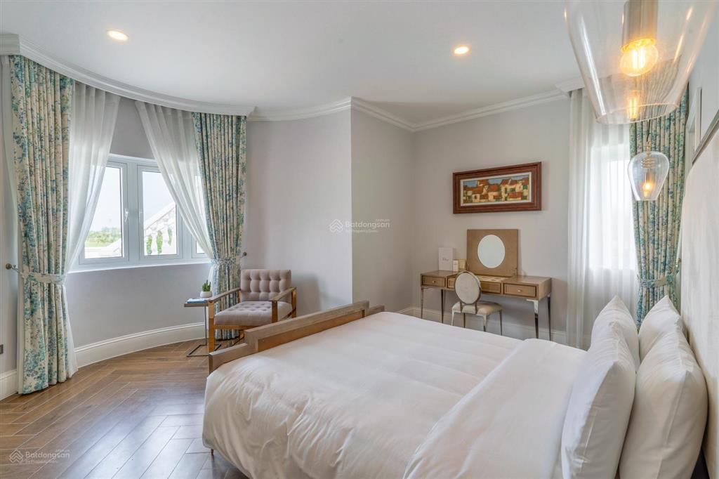 Chủ nhà cần bán villa biển, 615m2, căn đầu tiên từ biển vào. xd hoàn thiện mặt ngoài. giá 15 tỷ.