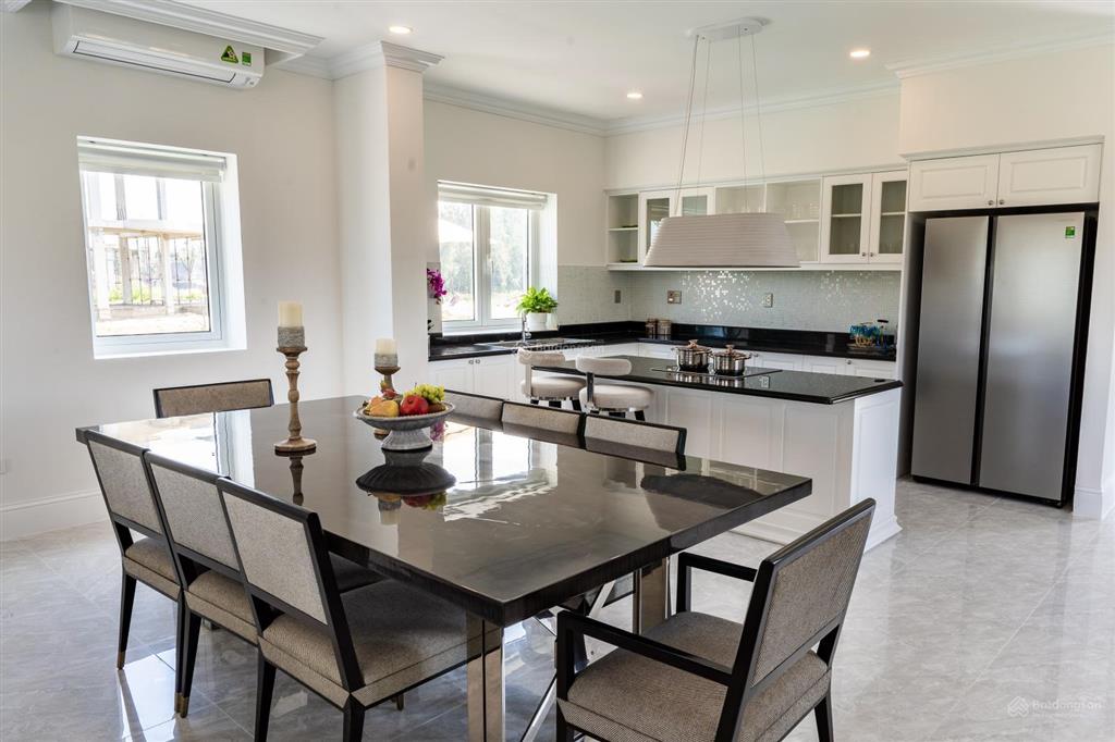 Chủ nhà cần bán villa biển, 615m2, căn đầu tiên từ biển vào. xd hoàn thiện mặt ngoài. giá 15 tỷ.