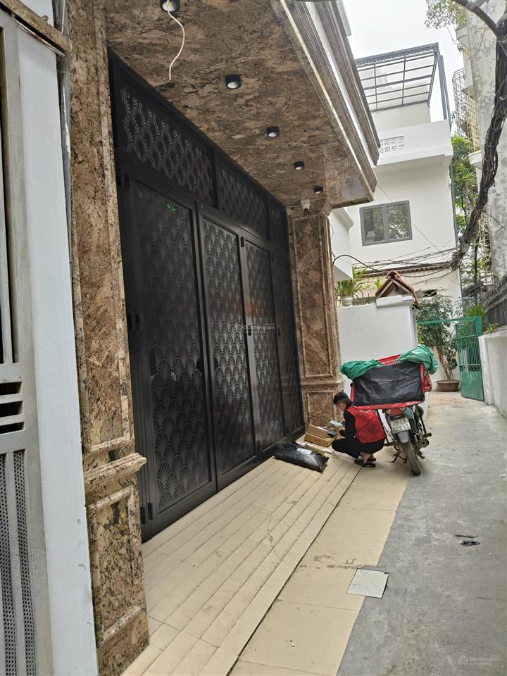 Hoàng quốc việt, ngõ thông, kinh doanh, ba gác tránh. dt 95m2 mt 5.5m nhà 4.5 tầng. giá đầu tư