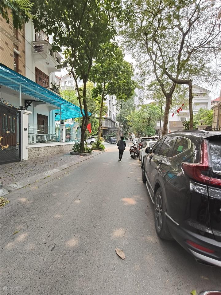Đất ngõ 603 lạc long quân, ngõ thông oto vào nhà. dt 37m2 mt 3.5m. cách 15m ra mặt ngõ 3 oto tránh