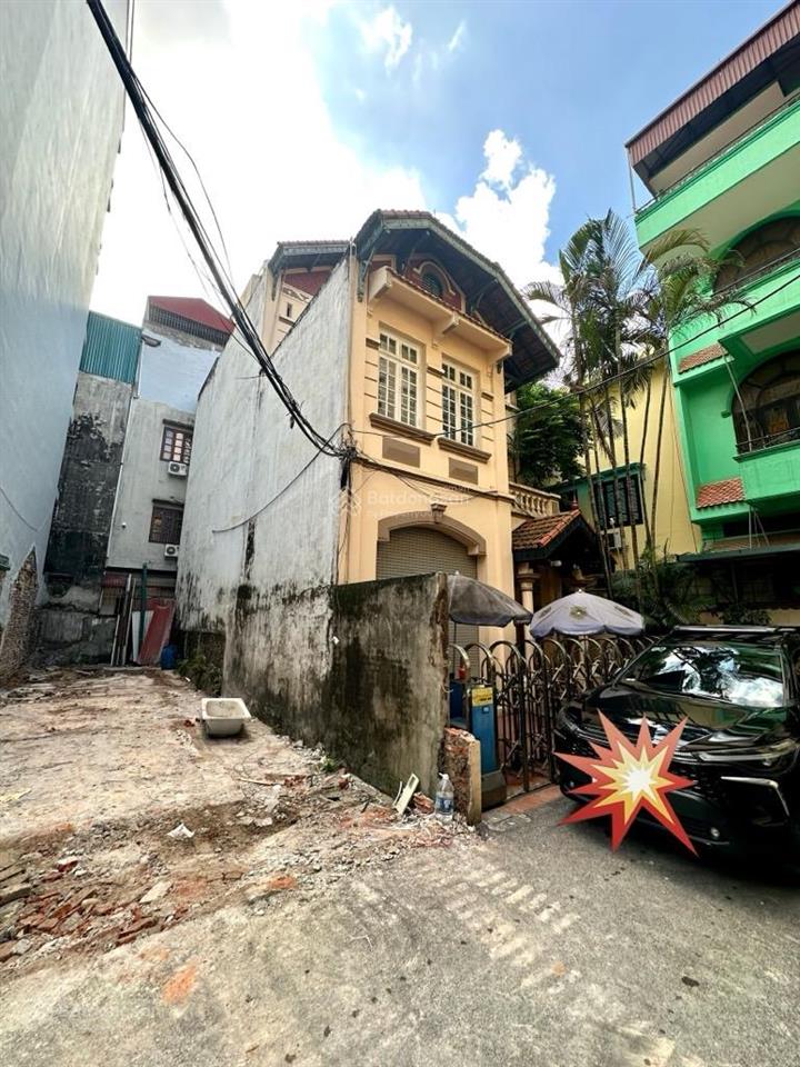 Đất ngõ 603 lạc long quân, ngõ thông oto vào nhà. dt 37m2 mt 3.5m. cách 15m ra mặt ngõ 3 oto tránh