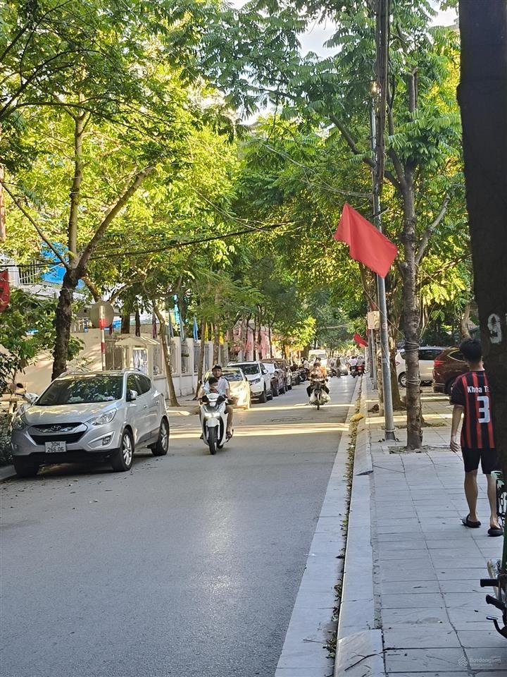 Xuân la thông lạc long quân 20m ra oto. 43m2 5 tầng mt 4m 2 mặt thoáng trước sau.
