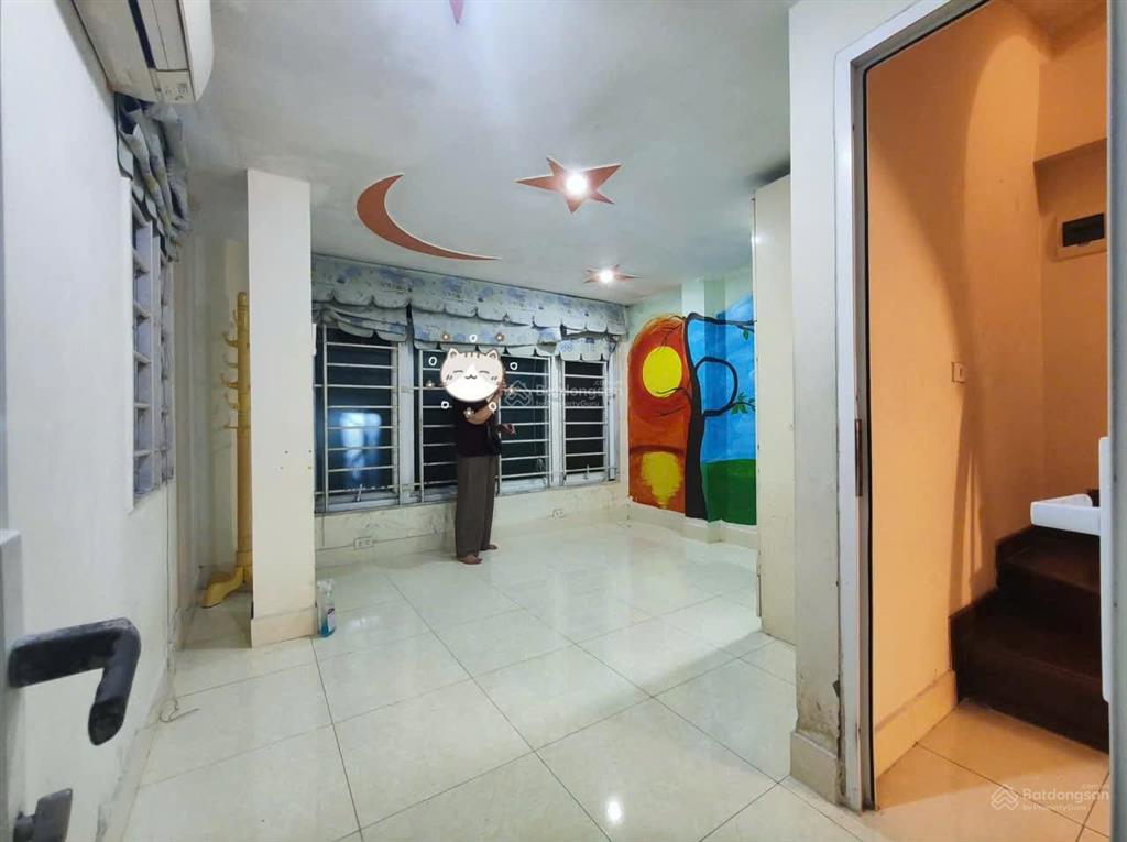 10m ra phố  gia đình, kd online văn cao  bà đình dt 30m2 xây 5 tầng mt 3.8m giá 10 triệu.