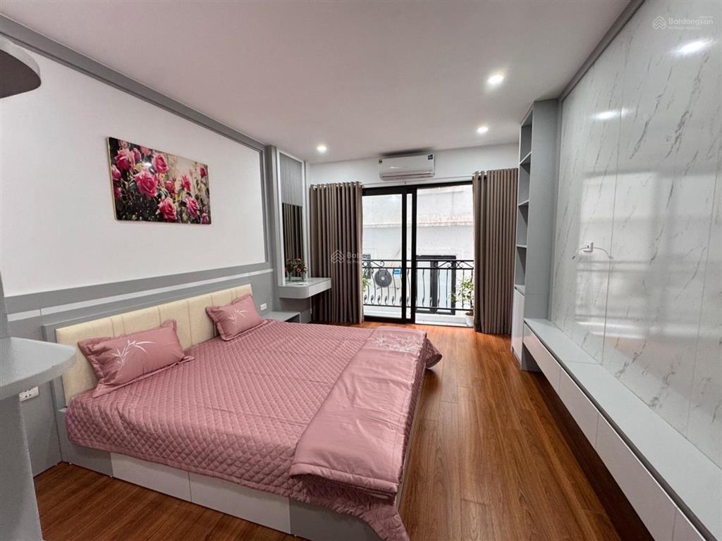 Bán nhà 40m, 7 tầng thang máy, mặt tiền 3.8m, trần cung  hoàng quốc việt, sát phố.