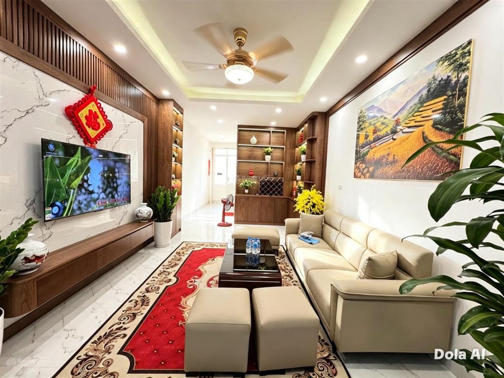 Bán nhà 40m, 7 tầng thang máy, mặt tiền 3.8m, trần cung  hoàng quốc việt, sát phố.