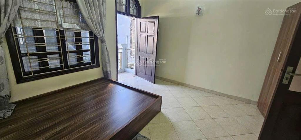 Thụy khuê gần phố 32m2 xây 5 tầng, mặt tiền 3.7m. nhà đẹp giá đầu tư.