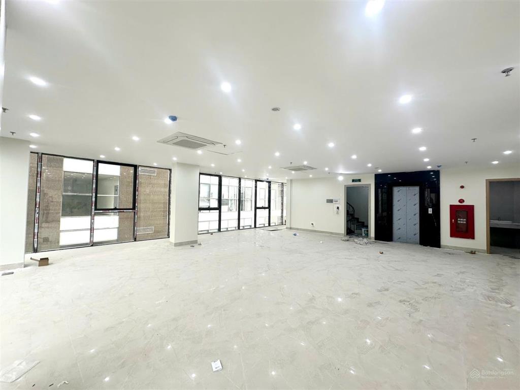 Cho thuê văn phòng lê văn lương 120m² 25tr lô góc 3 mặt tiền