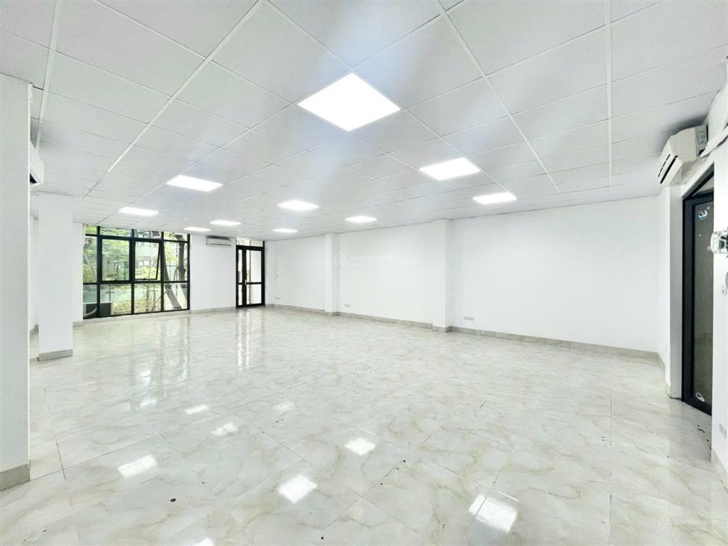 Cho thuê văn phòng 130m 20tr mặt phố dịch vọng hậu, giờ giấc thoải mái free