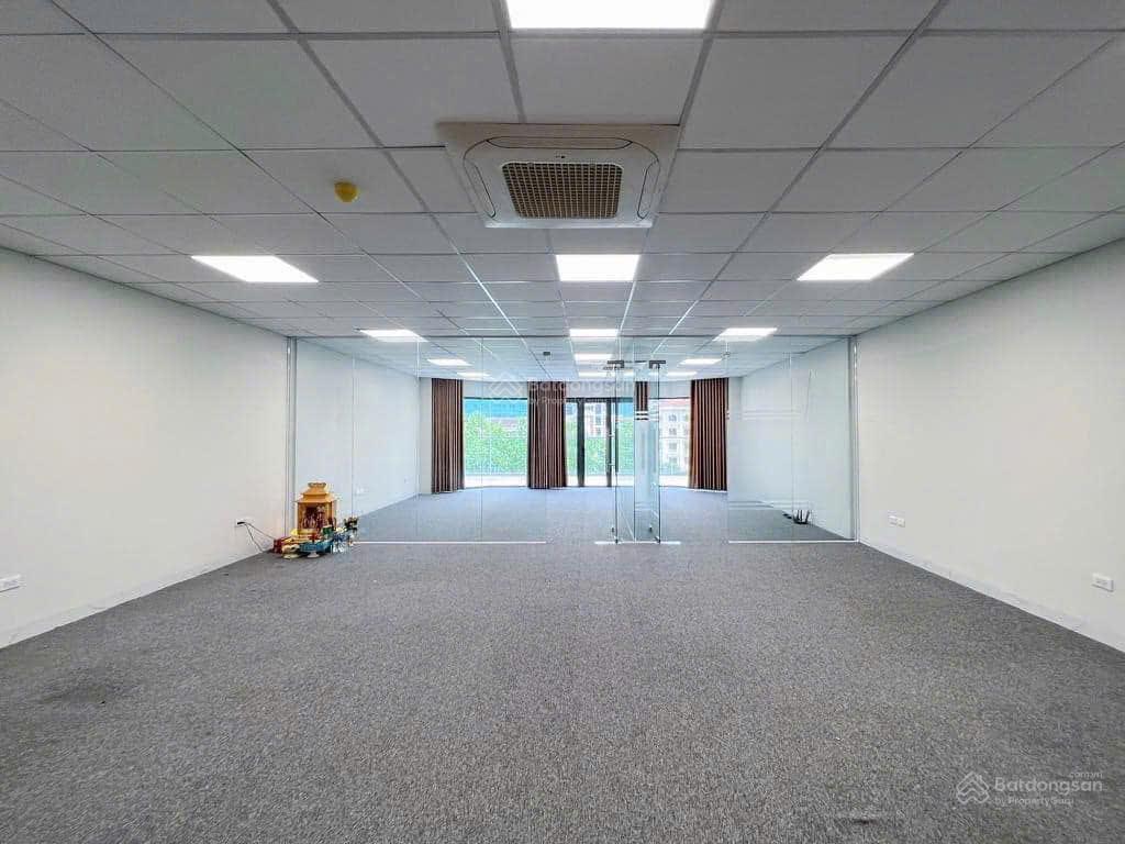 Cần cho thuê văn phòng hoàng quốc việt 110m 21tr sàn vuông vắn mặt tiền rộng full kính pccc đầy đủ