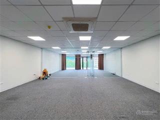 Cần cho thuê văn phòng hoàng quốc việt 110m 21tr sàn vuông vắn mặt tiền rộng full kính pccc đầy đủ