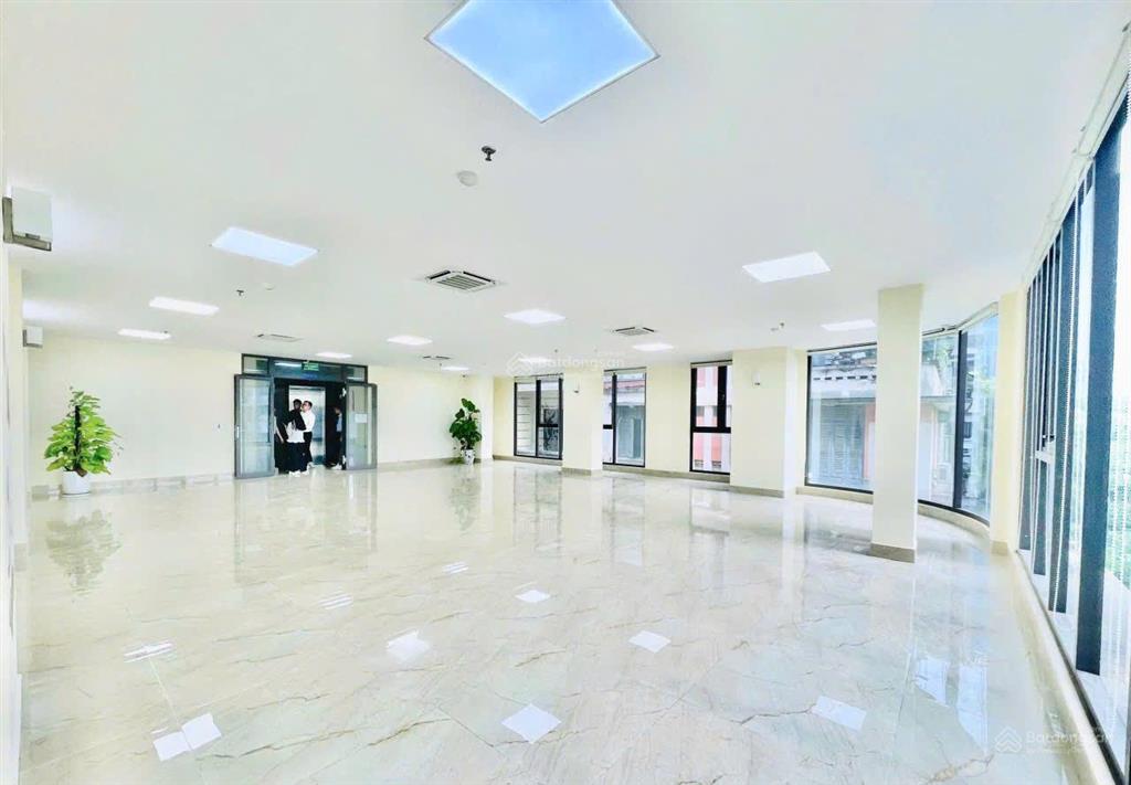 Cần cho thuê gấp văn phòng phạm tuấn tài 150m 30tr lô góc 2 mặt tiền full kính