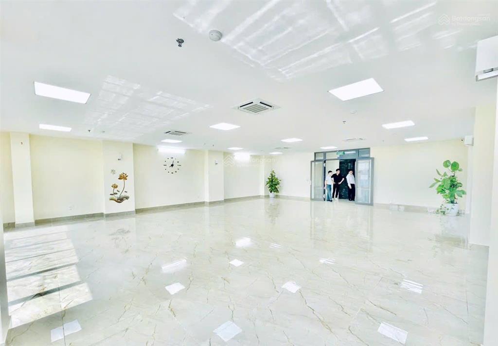 Cần cho thuê gấp văn phòng phạm tuấn tài 150m 30tr lô góc 2 mặt tiền full kính