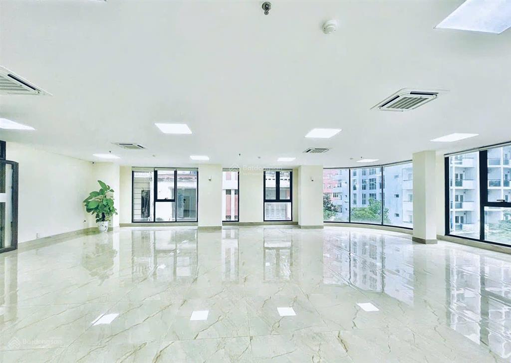 Cần cho thuê gấp văn phòng phạm tuấn tài 150m 30tr lô góc 2 mặt tiền full kính
