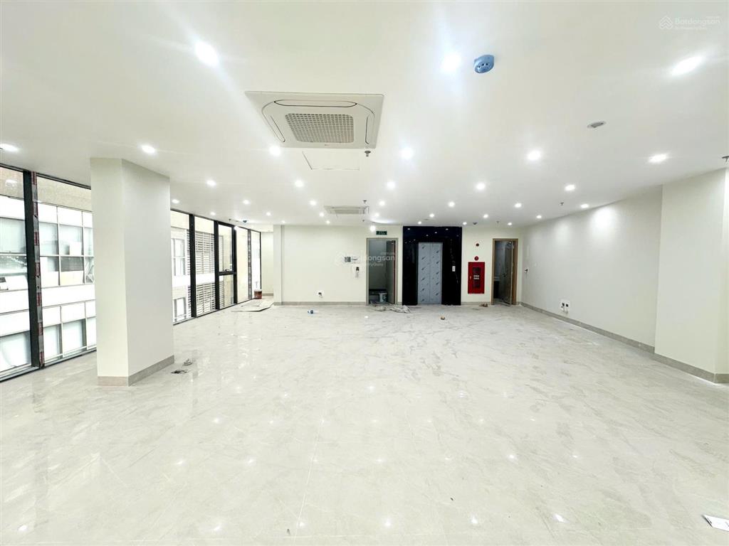 Cho thuê văn phòng tại lê văn lương lô góc 2 mặt tiền full kính 120m2 25tr