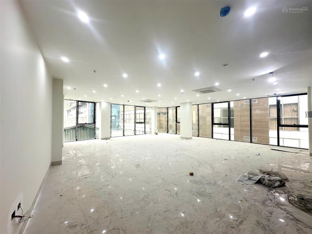 Cho thuê văn phòng tại lê văn lương lô góc 2 mặt tiền full kính 120m2 25tr