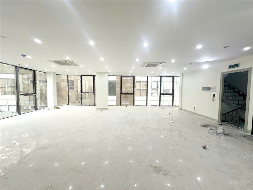 Cho thuê văn phòng tại lê văn lương lô góc 2 mặt tiền full kính 120m2 25tr