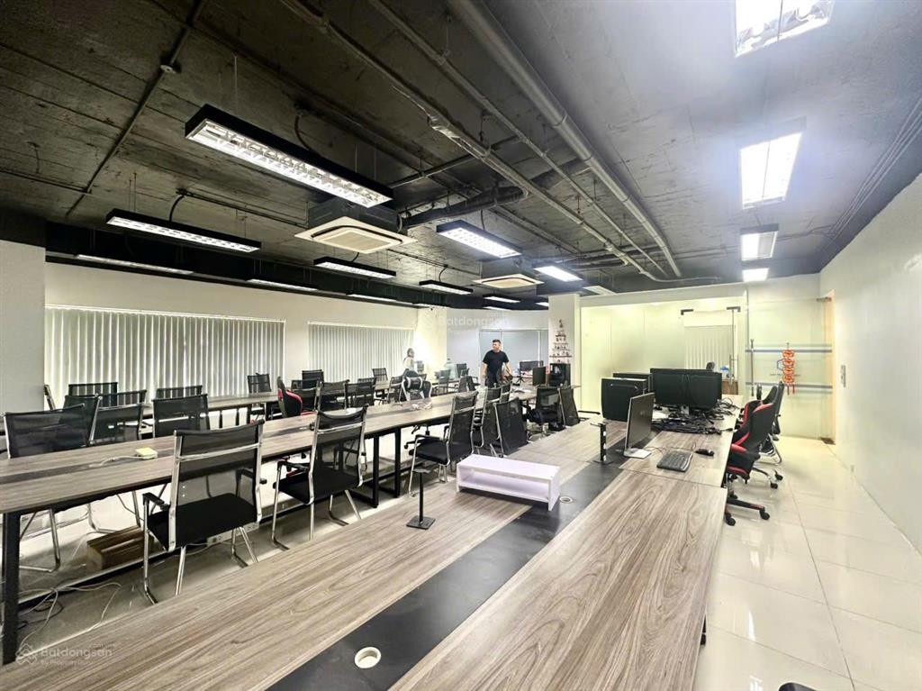 Cho thuê văn phòng sẵn nội thất trần thái tông cầu giấy 200m² 35tr