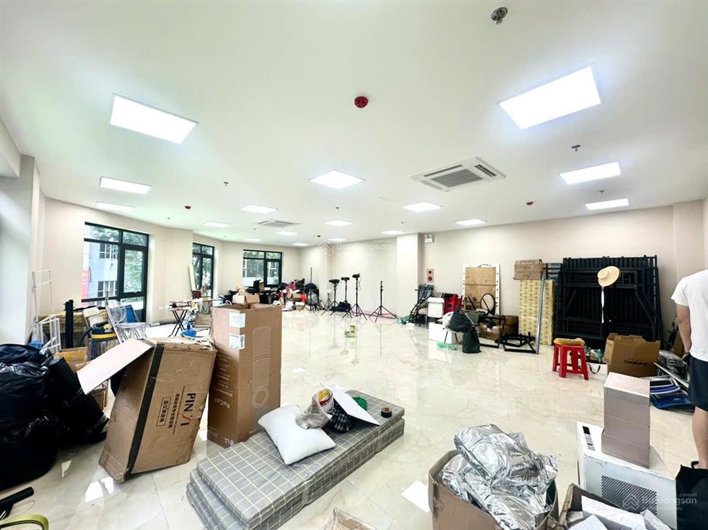 Cho thuê văn phòng tại trần thái tông, 20 triệu, 120m2 lô góc 2 mặt tiền siêu thoáng