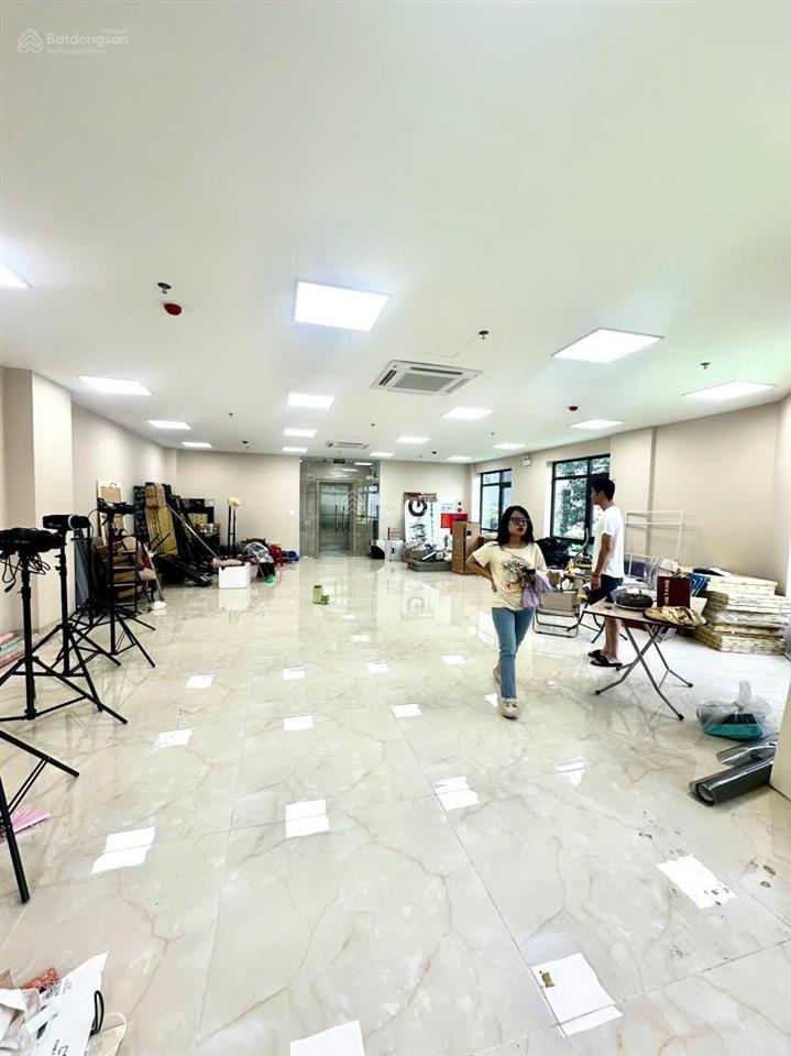 Cho thuê văn phòng tại trần thái tông, 20 triệu, 120m2 lô góc 2 mặt tiền siêu thoáng