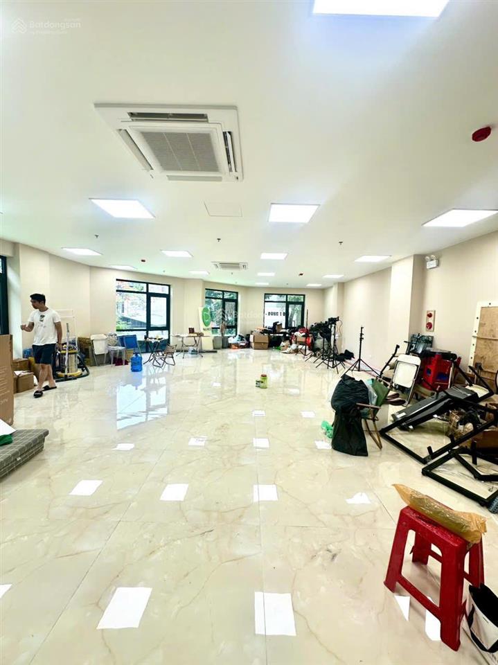Cho thuê văn phòng tại trần thái tông, 20 triệu, 120m2 lô góc 2 mặt tiền siêu thoáng