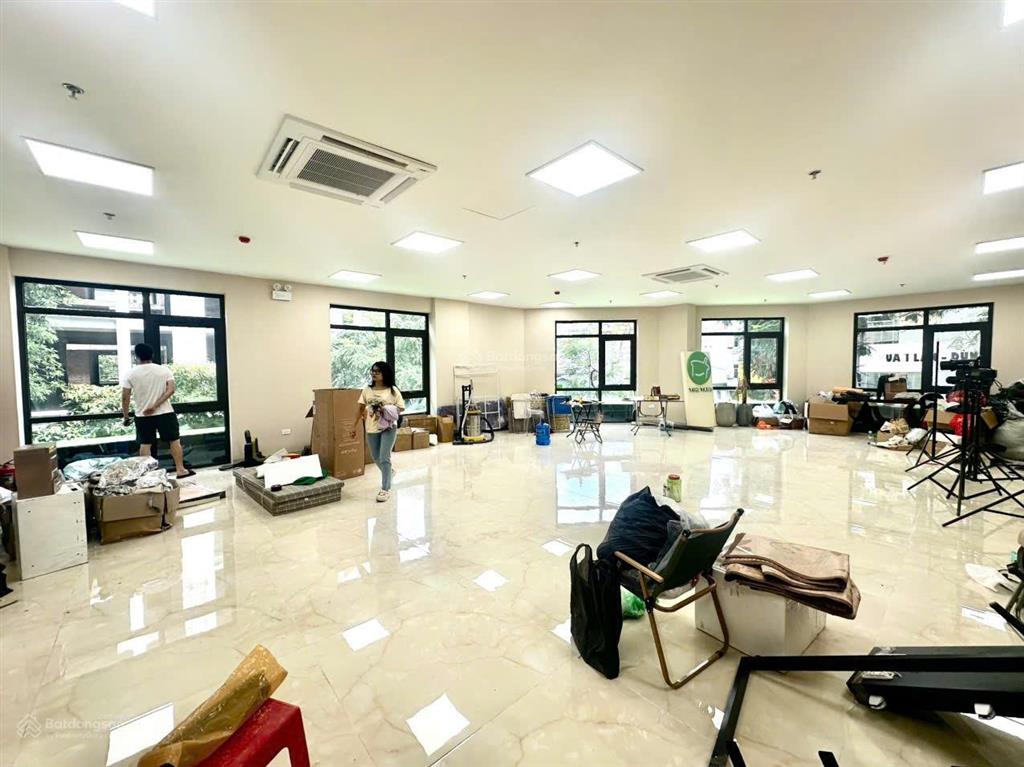 Cho thuê văn phòng tại trần thái tông, 20 triệu, 120m2 lô góc 2 mặt tiền siêu thoáng