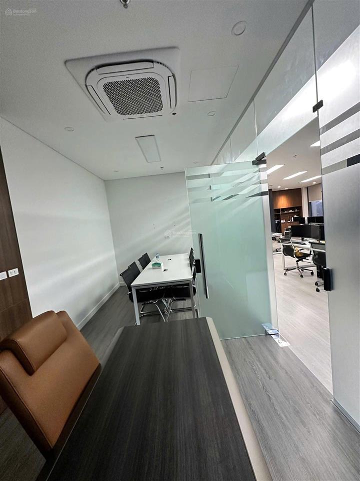 Cần cho thuê gấp văn phòng mễ trì 130m2 30tr ngăn sẵn phòng