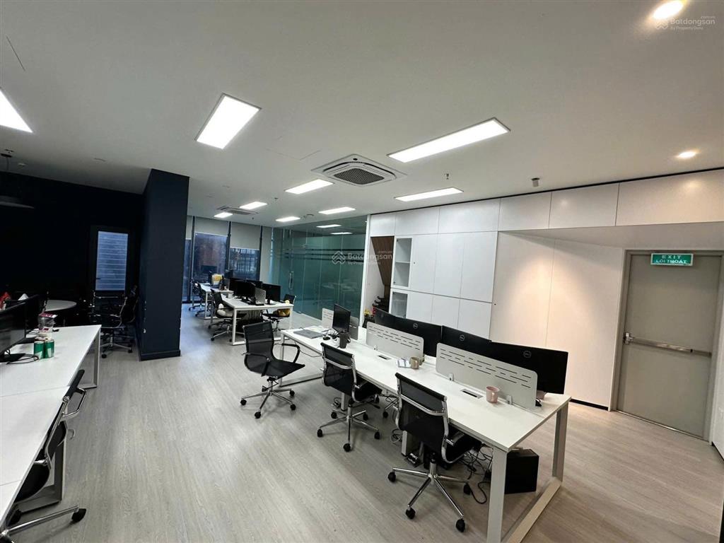 Cần cho thuê gấp văn phòng mễ trì 130m2 30tr ngăn sẵn phòng