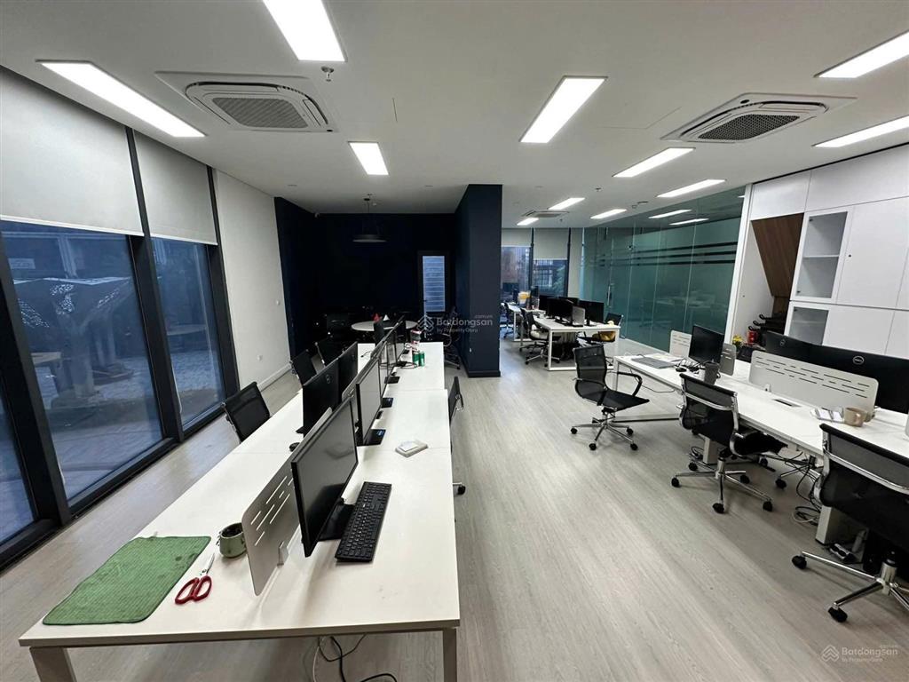 Cần cho thuê gấp văn phòng mễ trì 130m2 30tr ngăn sẵn phòng
