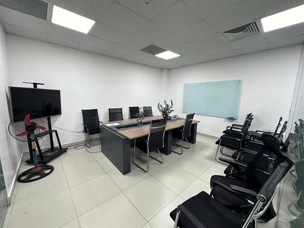 Cho thuê văn phòng duy tân 170m2 ngăn sẵn 3 phòng 36 triệu/tháng