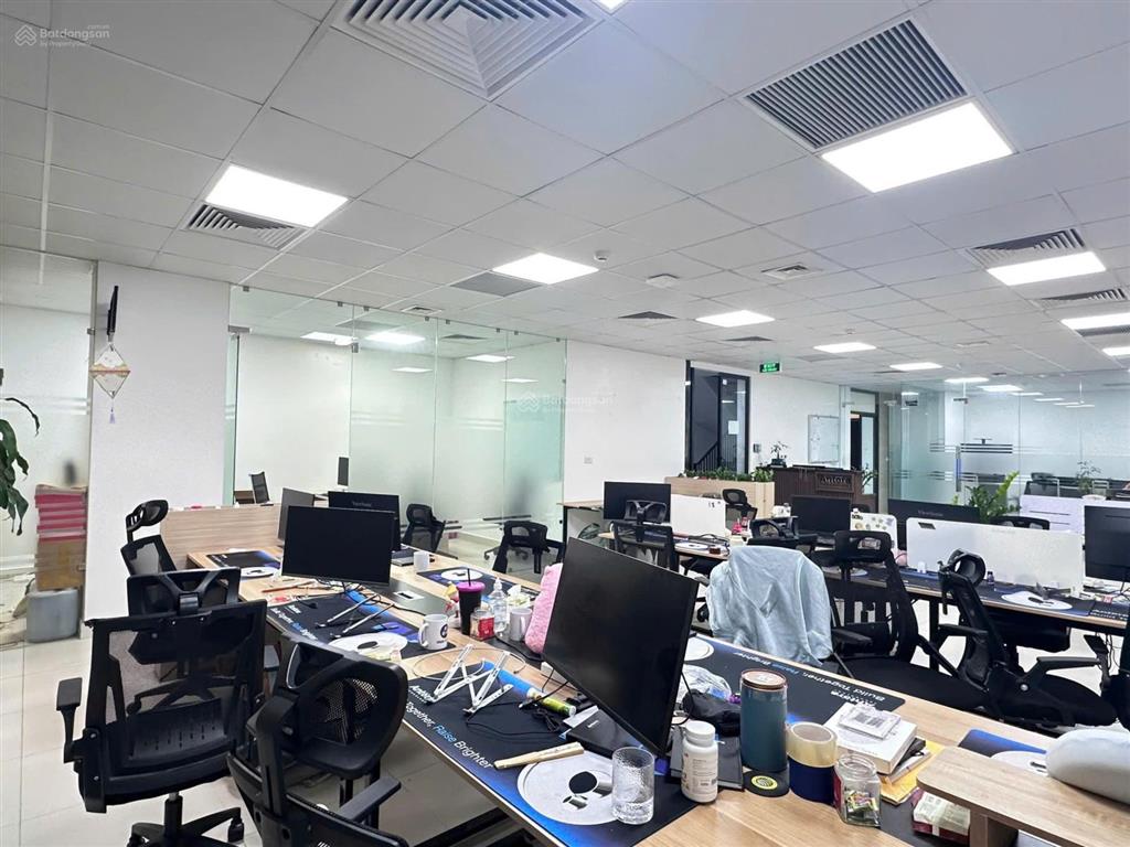 Cho thuê văn phòng duy tân 170m2 ngăn sẵn 3 phòng 36 triệu/tháng