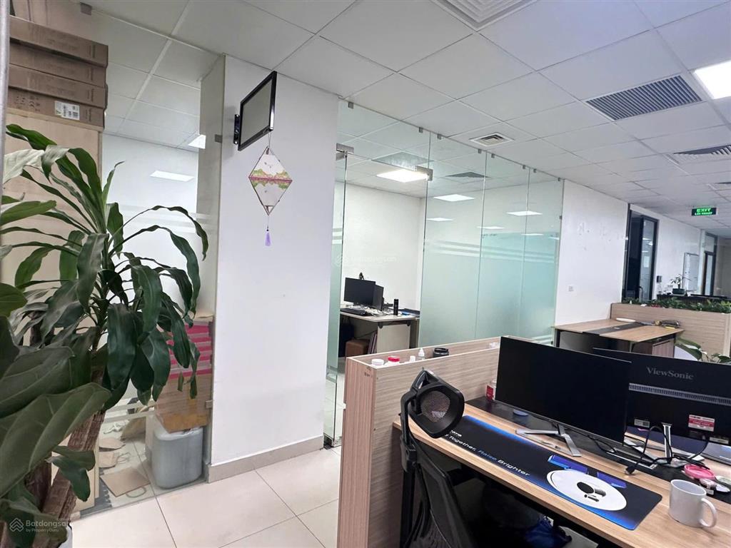Cho thuê văn phòng duy tân 170m2 ngăn sẵn 3 phòng 36 triệu/tháng