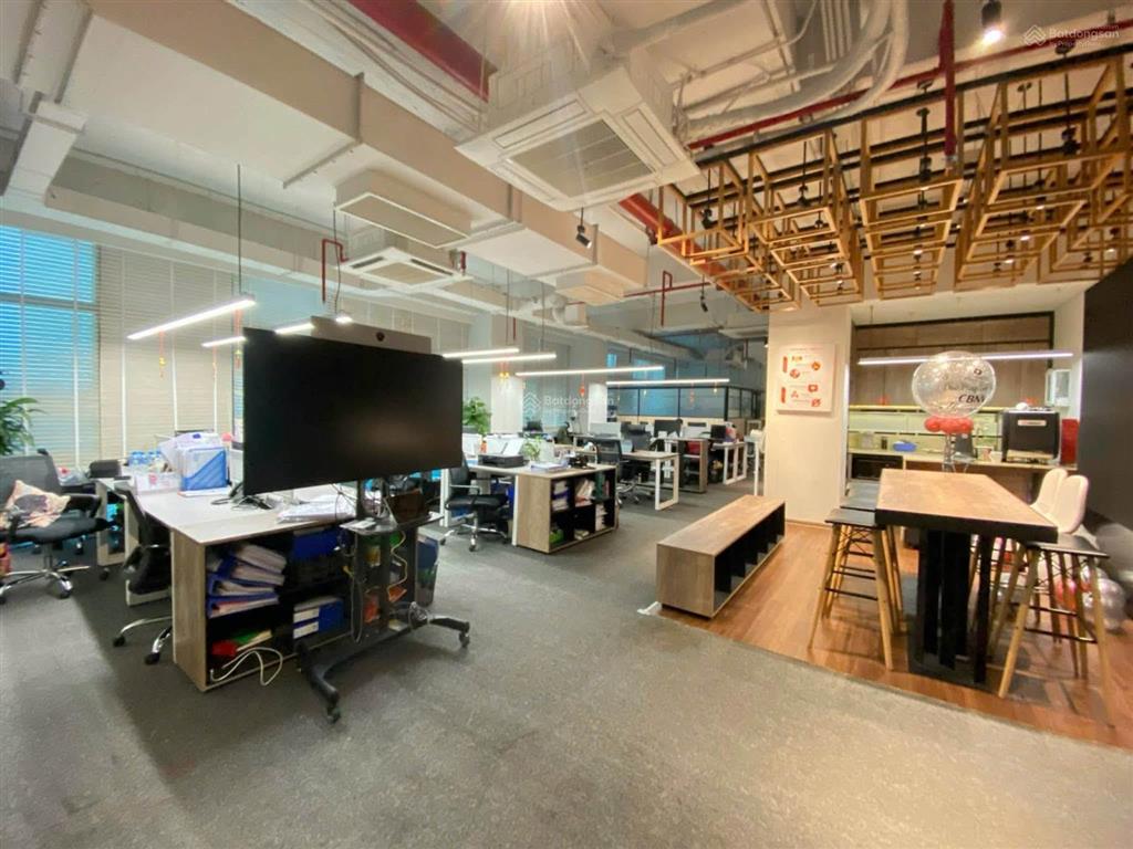 Cho thuê văn phòng building duy tân 160m ngăn sẵn 3 phòng 36tr