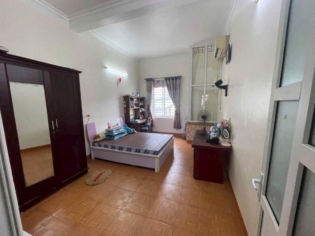 Bán nhà mặt ngõ 218 Vũ Hựu, ph Thanh Bình, TP HD, 80m2, mt 4m, 3 tầng, 3 ngủ, 2 vs, ngõ to