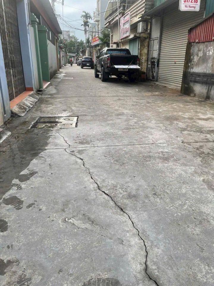 Bán nhà mặt ngõ 218 Vũ Hựu, ph Thanh Bình, TP HD, 80m2, mt 4m, 3 tầng, 3 ngủ, 2 vs, ngõ to