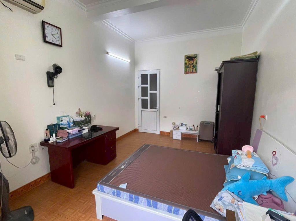 Bán nhà mặt ngõ 218 Vũ Hựu, ph Thanh Bình, TP HD, 80m2, mt 4m, 3 tầng, 3 ngủ, 2 vs, ngõ to
