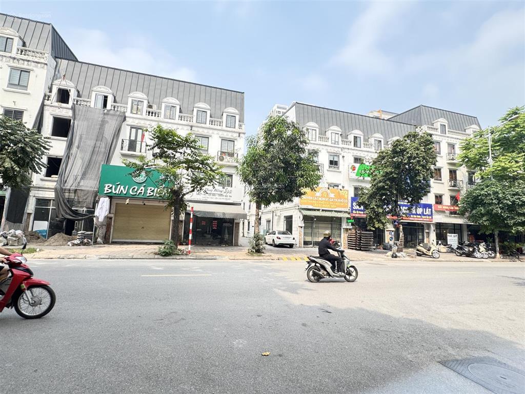 Nhà toàn gỗ  giá siêu rẻ  vị trí miễn bàn lk văn phú không lỗi gì 90m 19.9 tỷ
