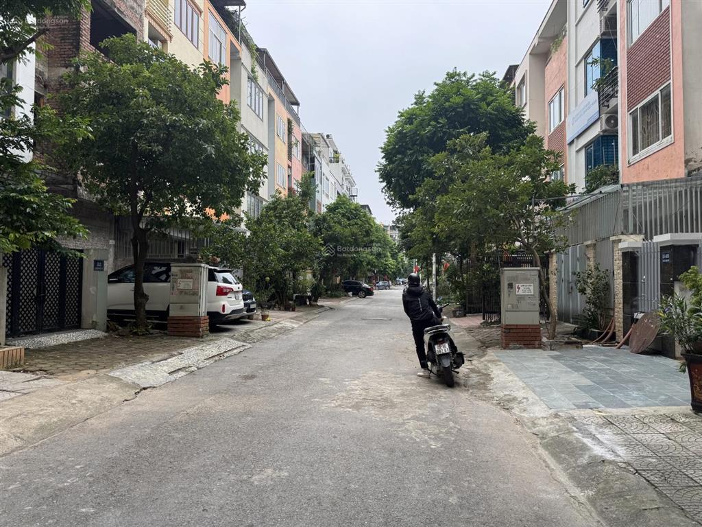 83m 5 tầng mt 5m  đường thông 3 ô tô tránh  hoàn thiện đẹp  lk kđt văn khê  không lỗi gì