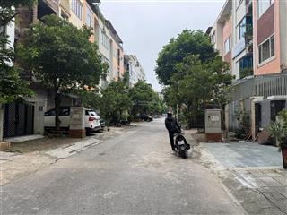 83m 5 tầng mt 5m  đường thông 3 ô tô tránh  hoàn thiện đẹp  lk kđt văn khê  không lỗi gì