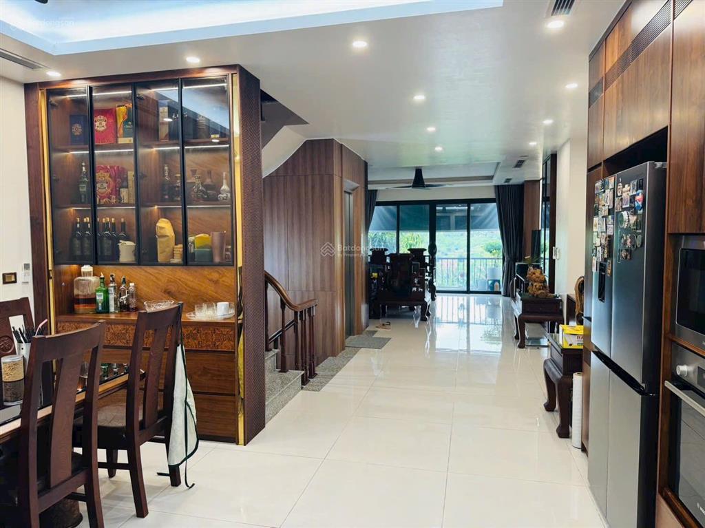 Thang máy vip  chân chung cư  trục chính 30m  kinh doanh đẳng cấp  giá năm kia