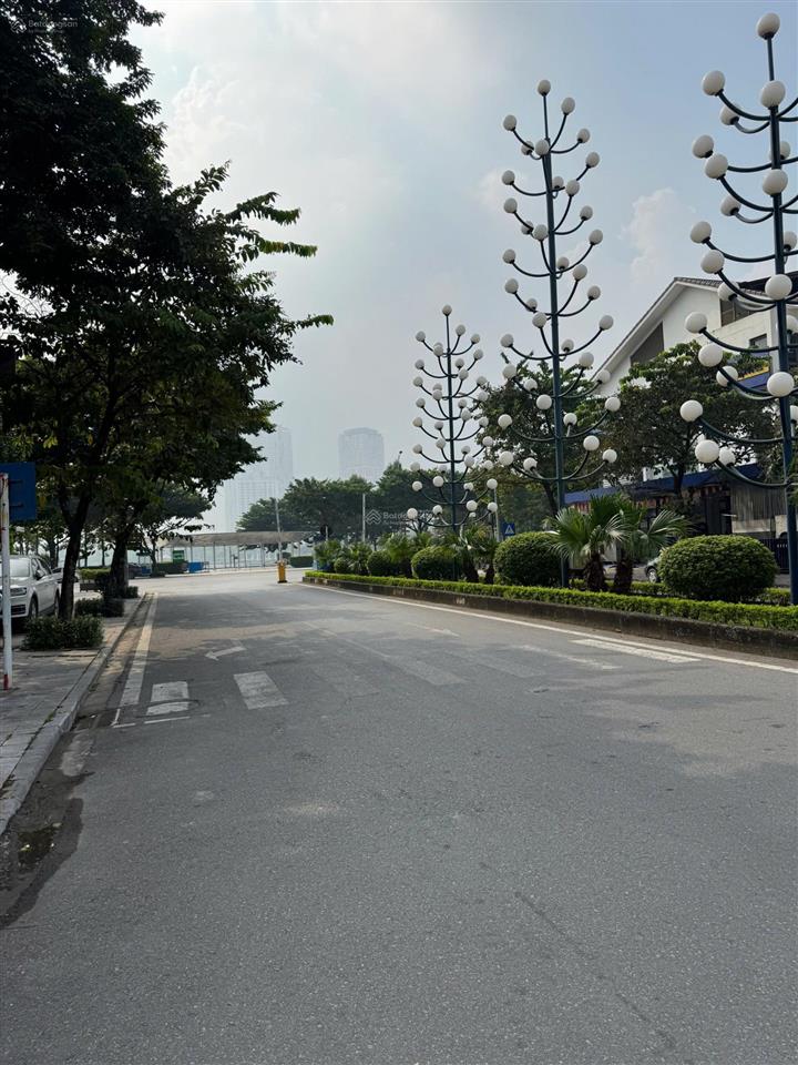 Dãy đường hoa  bt an quý dương nội sát mặt lê quang đạo  ngay công viên thiên văn  vị trí đỉnh