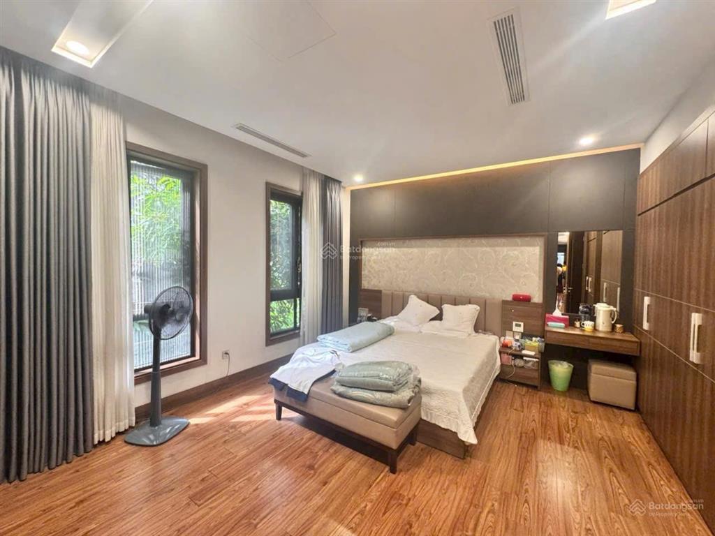 Biệt thự văn phú  thang máy xịn  vị trí vip trung tâm la casta  giá hón 30 tỷ