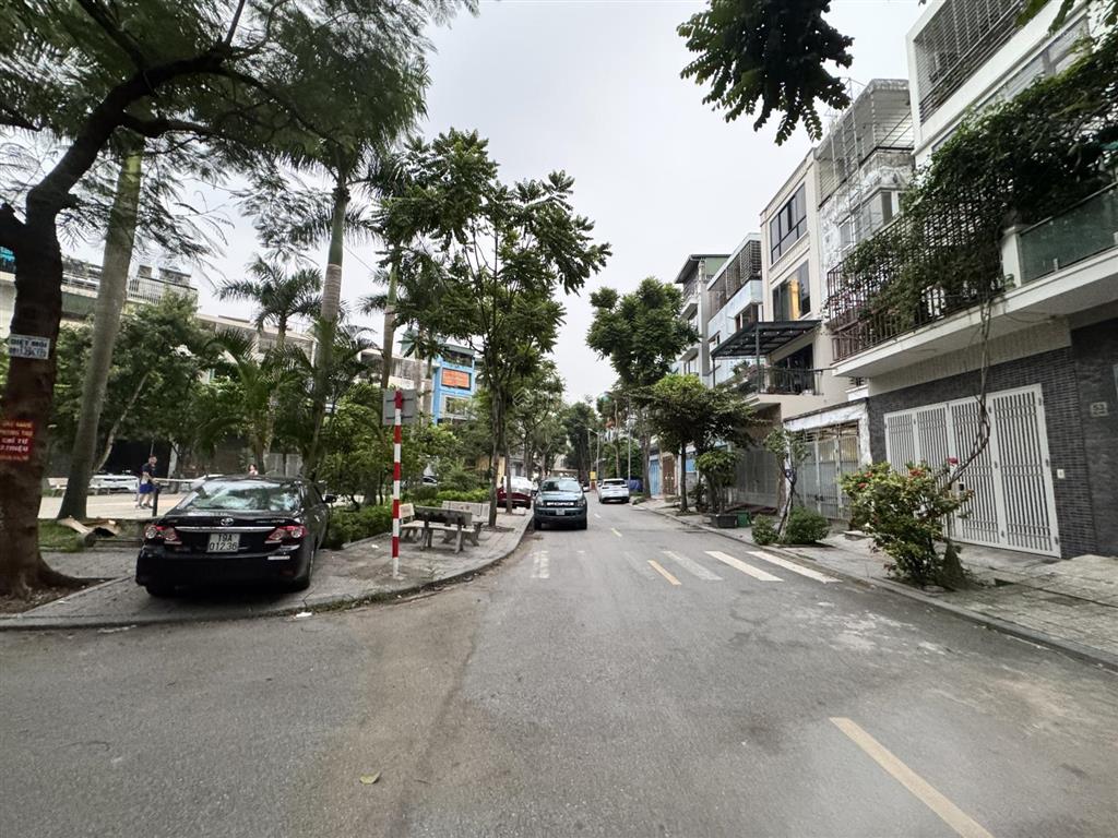 16.5 tỷ view vườn hoa  90m2 lk văn phú hoàn thiện đẹp  giá đáy